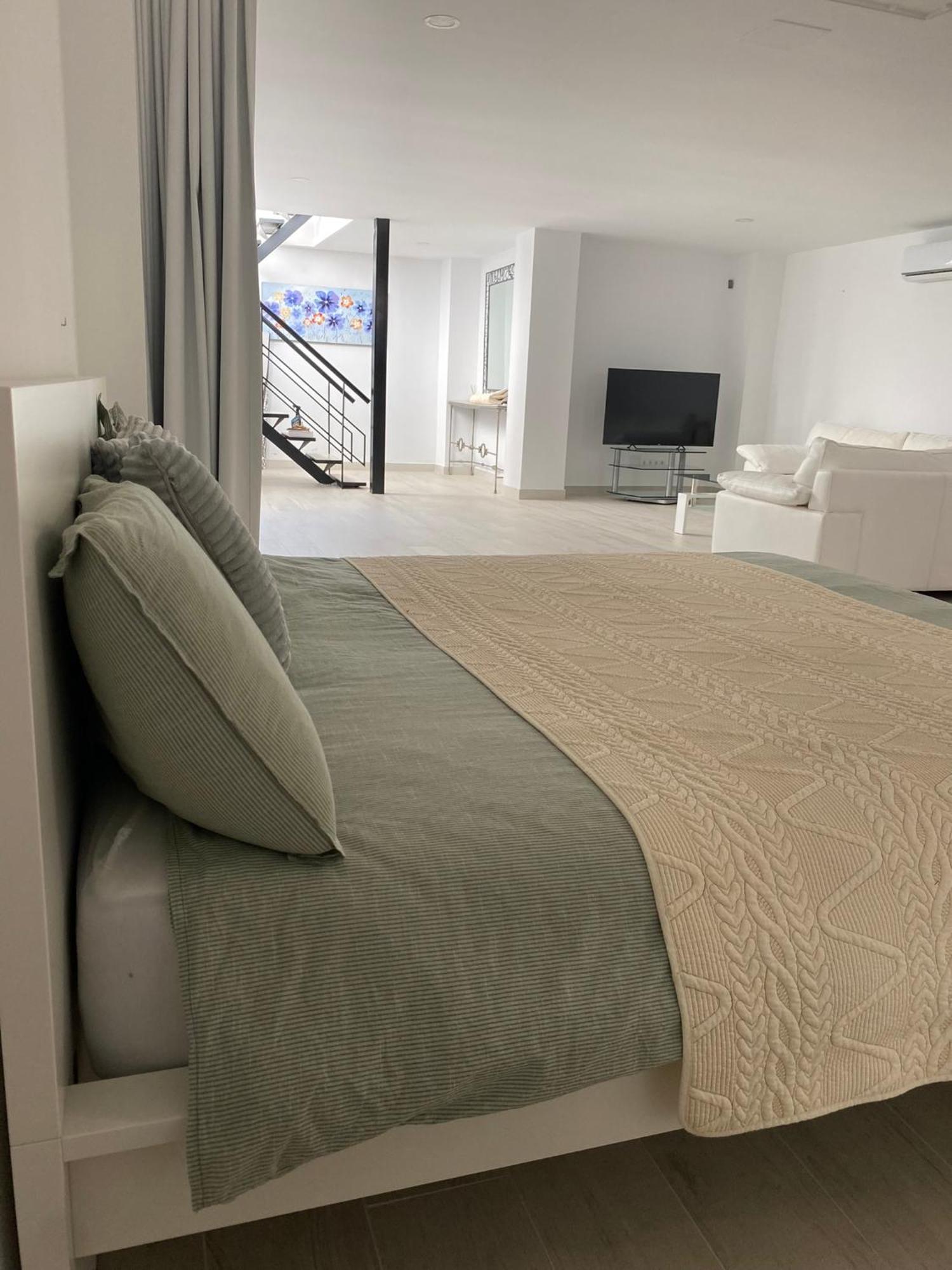 New - Mija Basement Loft Steps From - Perfect For Sun And Sport Seekers Ferienhaus *